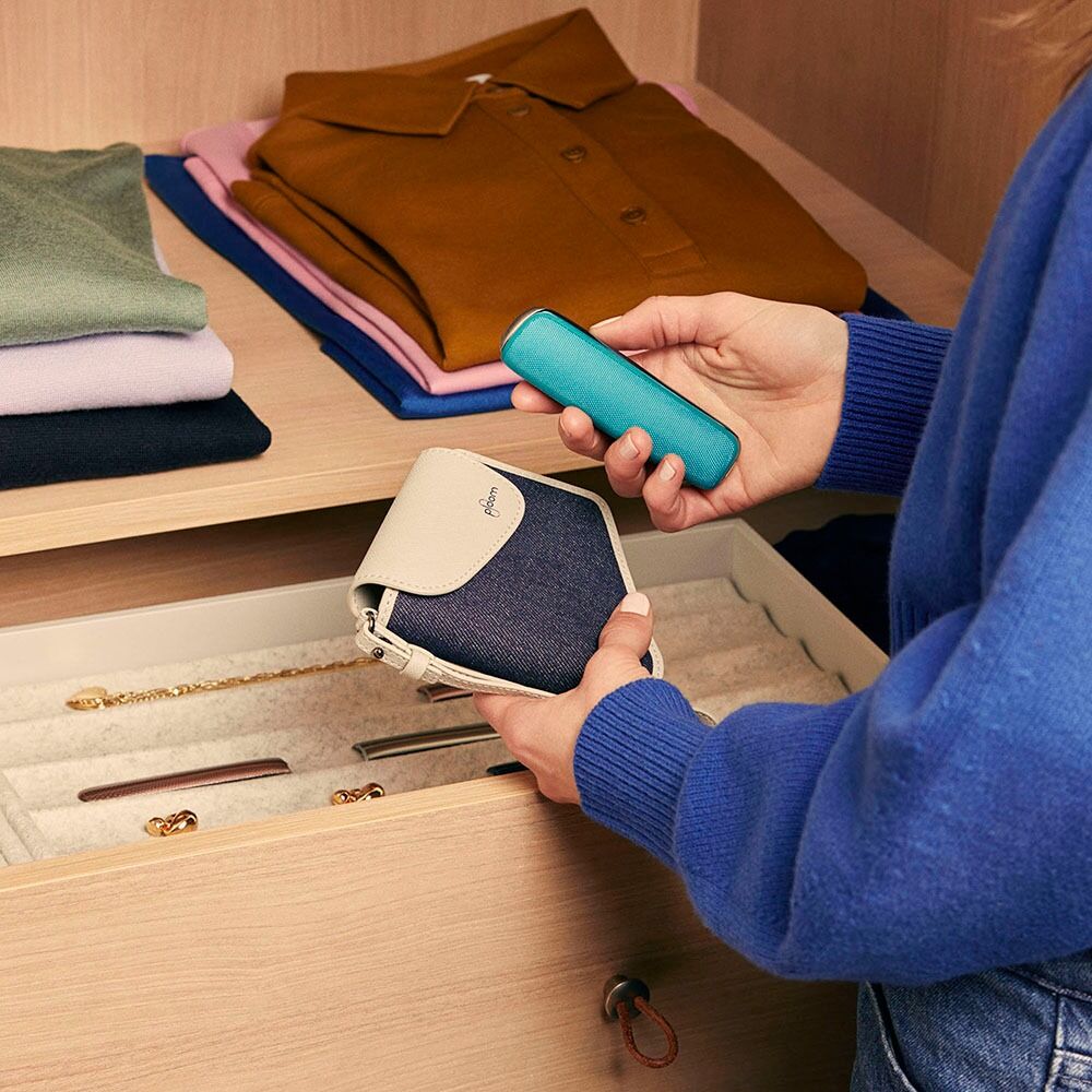 User selecting his daily style: a Solo carry case together with an Ocean Blue Ploom AURA device.